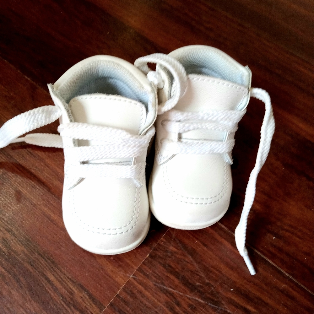 The Shoe Department First Walker Shoes Size 2W